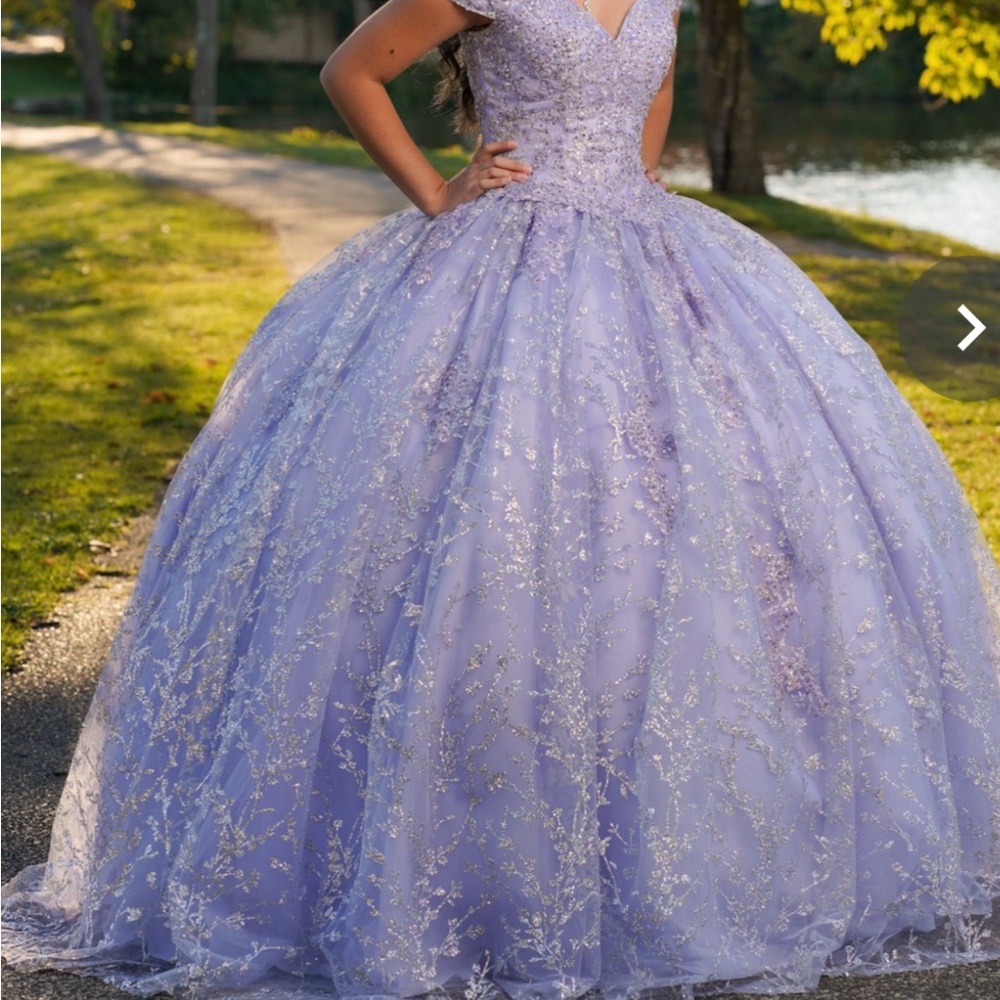 Is at 16th dress look like new and is lilac with grey me Daughter use the dress